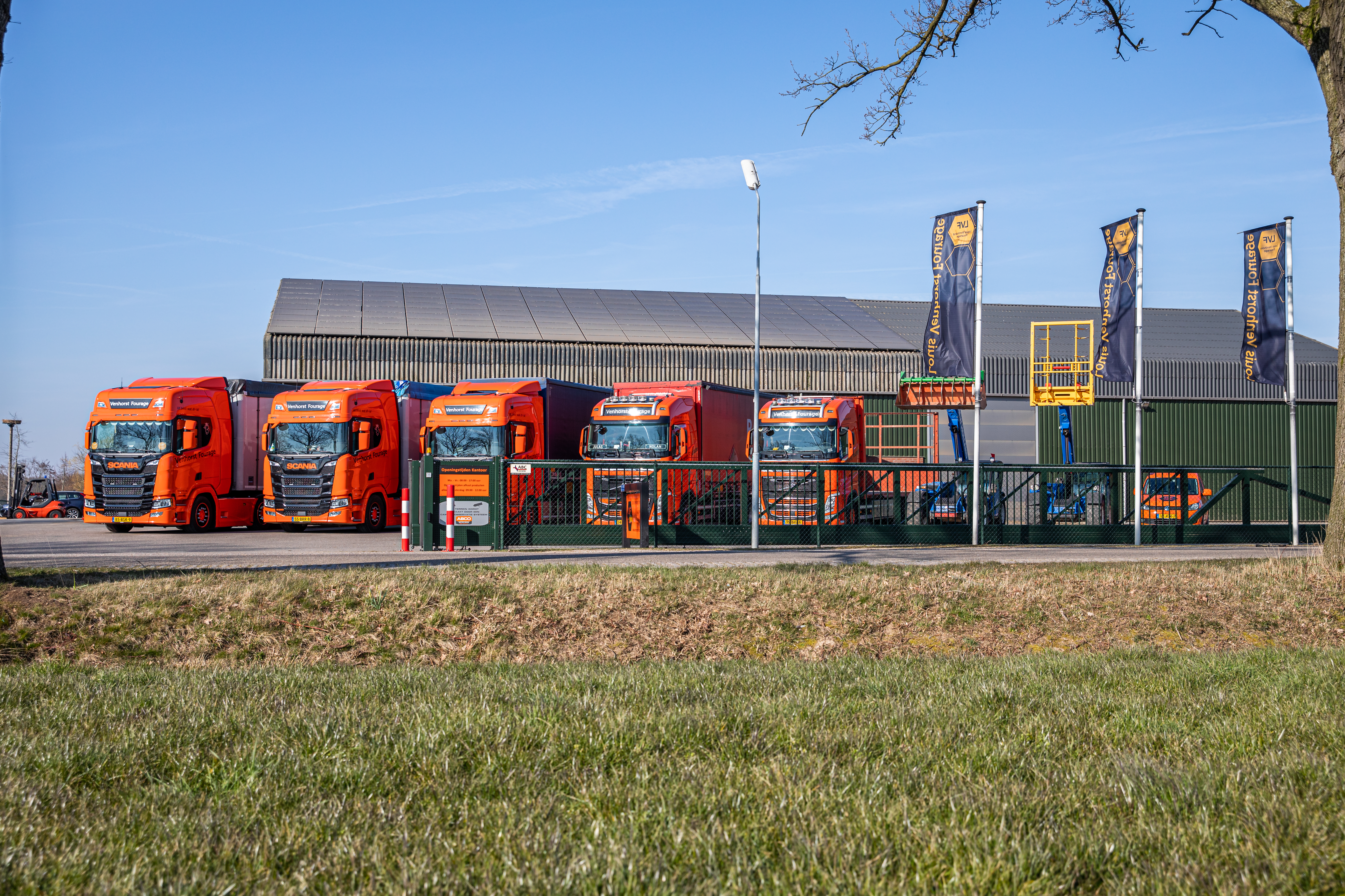 Het team en de vrachtwagens van Venhorst Fourage